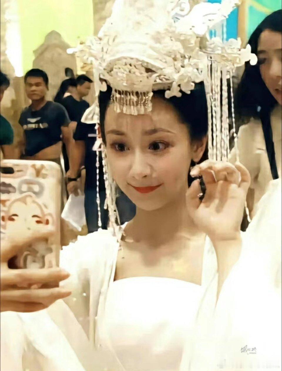 其实感觉之前的杨紫是特别灵动漂亮的，现在虽然也漂亮，但总觉得差点儿意思 ​​​