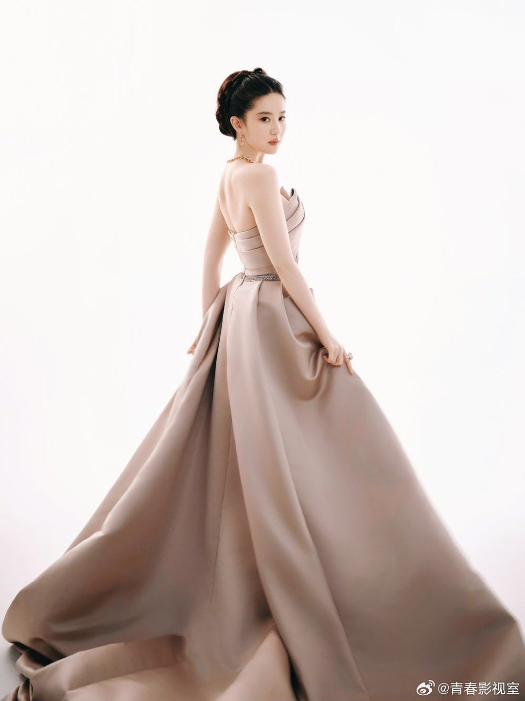 #刘亦菲梦回白秀珠# 表姐表妹，商量好一起到VOGUE的场子去扫地吗？​​​