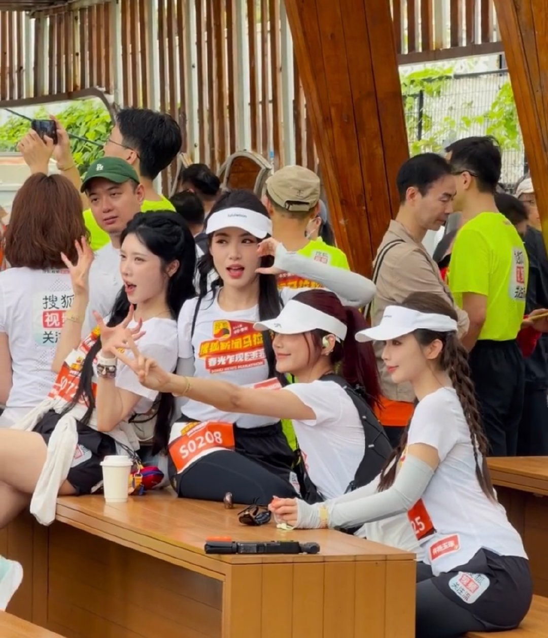 婧妹在马拉松现场团聚了好多婧妹去跑马拉松  哇哦看到好多婧妹去跑马拉松 