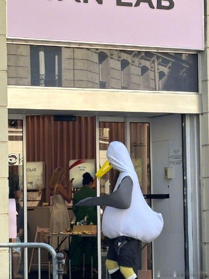 颜安[超话]颜安海鸥服闪耀巴黎颜安在巴黎当海鸥 颜安的海鸥服造型火到巴黎了！录制