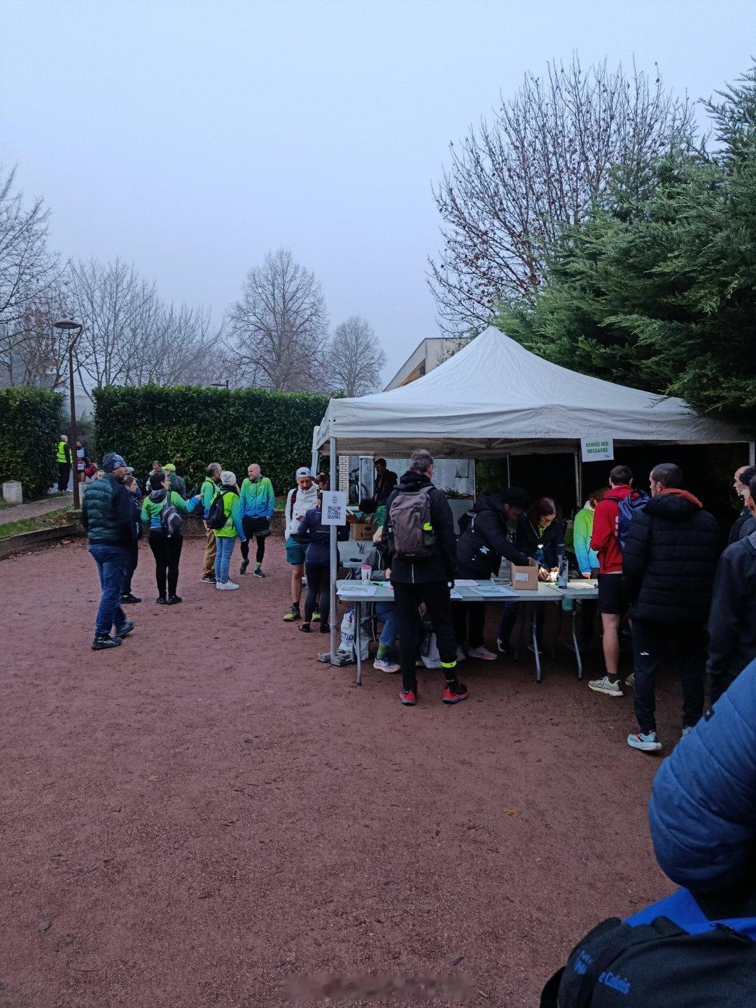 早上在巴黎郊外的一个小村子里跑了一个 22 公里的越野赛。大雾笼着整片树林，地面