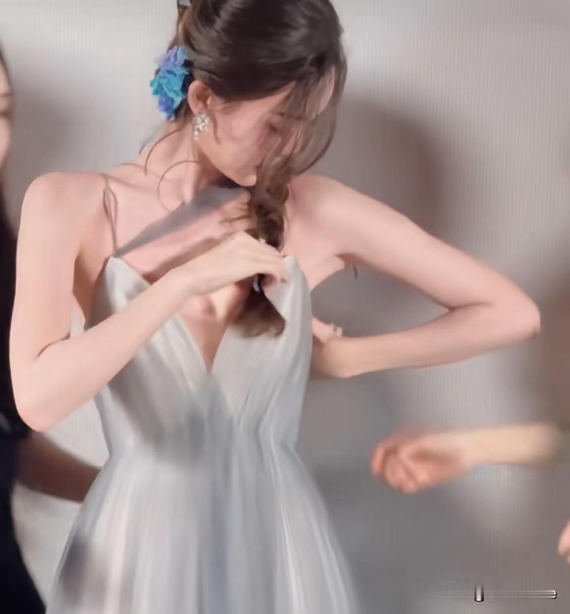 古力娜扎舞台突发意外！肩带断裂淡定救场，全程有惊无险引热议
 
1月5日，古力娜