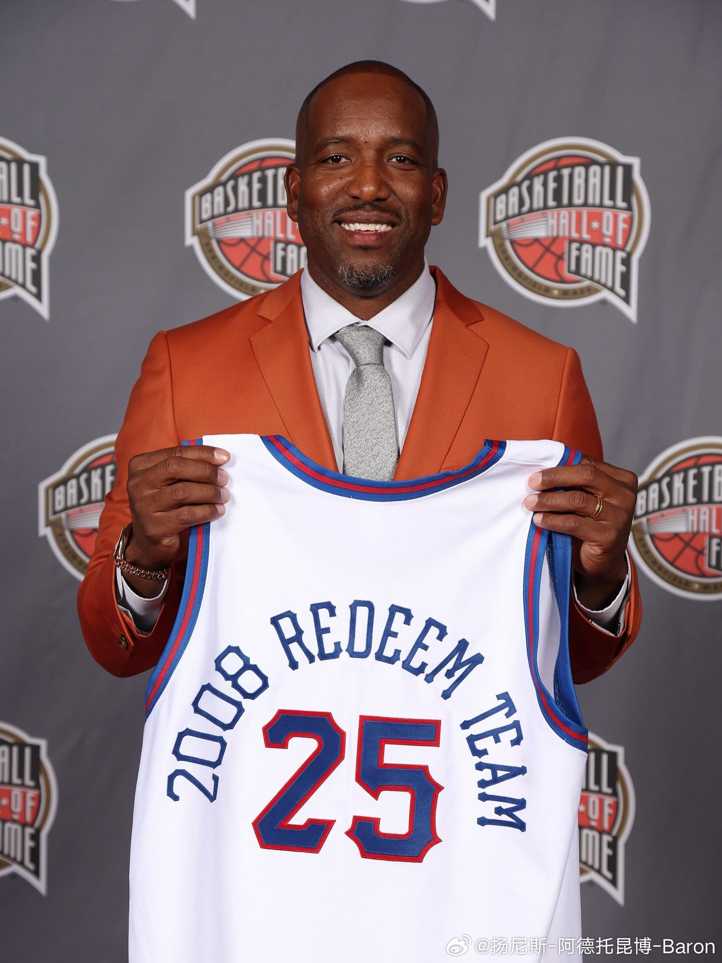 小里飞刀！雄鹿官方晒照祝贺里德作为08男篮一员入选名人堂nba话题讨论雄鹿 ​​