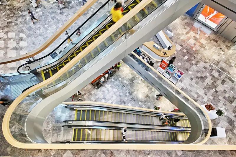 有一次逛一个商场，进门之后远远看见一个售货员特面熟，细看就认出来这是我一个初中女