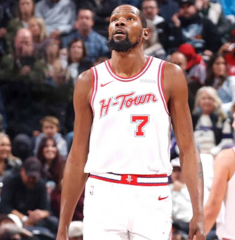 火箭根本不明白，杜兰特身边需要一个超级控卫！
 
在勇士的那几年，杜兰特之所以能