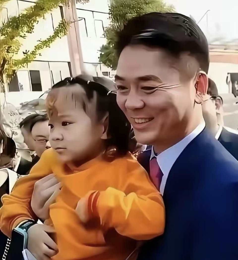 刘强东的女儿出镜，没想到长的这么像他，每次看到儿女长的好像父母的都会感叹一句基因