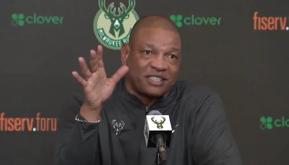 NBA常规赛，雄鹿今日主场131-115战胜灰熊。赛后，雄鹿主帅里弗斯接受采访时