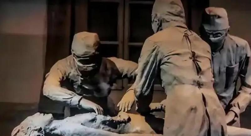 1942年，日军731部队内部的一名日本军医，在实验中感染了鼠疫菌，原本他让同事