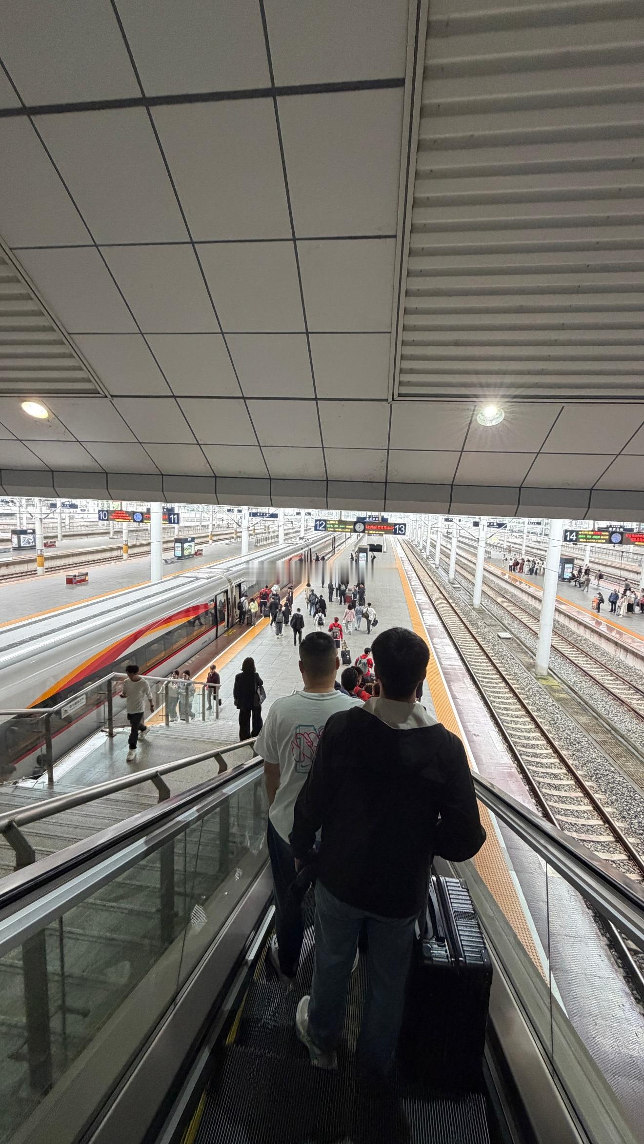 河南队今天中午从重庆乘坐高铁前往成都备战本周六客场对成都蓉城的比赛。中超中超联赛