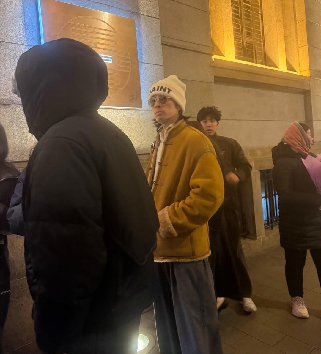 47岁吴建豪现身上海，和朋友一起到餐厅吃圣诞晚餐。她的穿衣打扮很时尚，身材又高又