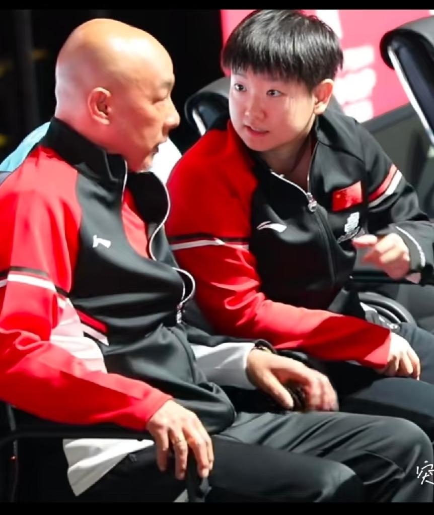 与孙颖莎在一起永远不会冷场，
每次在赛场边看到孙颖莎，
她都是与周围的教练队友聊