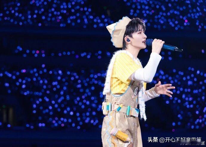 中国的男明星都怎么啦？看看周深杭州演唱会的照片，感觉有些太娘气了。一个男性为何不