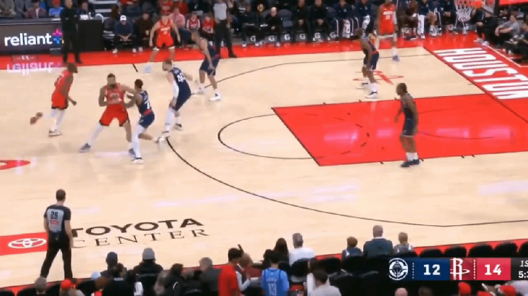 准！杜兰特是一点不给哈登面子！
在今天NBA常规赛火箭对阵快船的第一节比赛中，杜