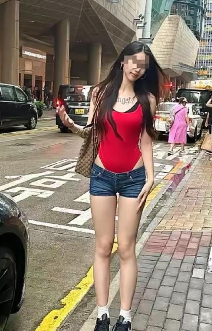 内地女穿连体紧身泳衣，下身搭热裤，去香港拍照，被香港网友嘲讽:一楼一凤！特指卖淫