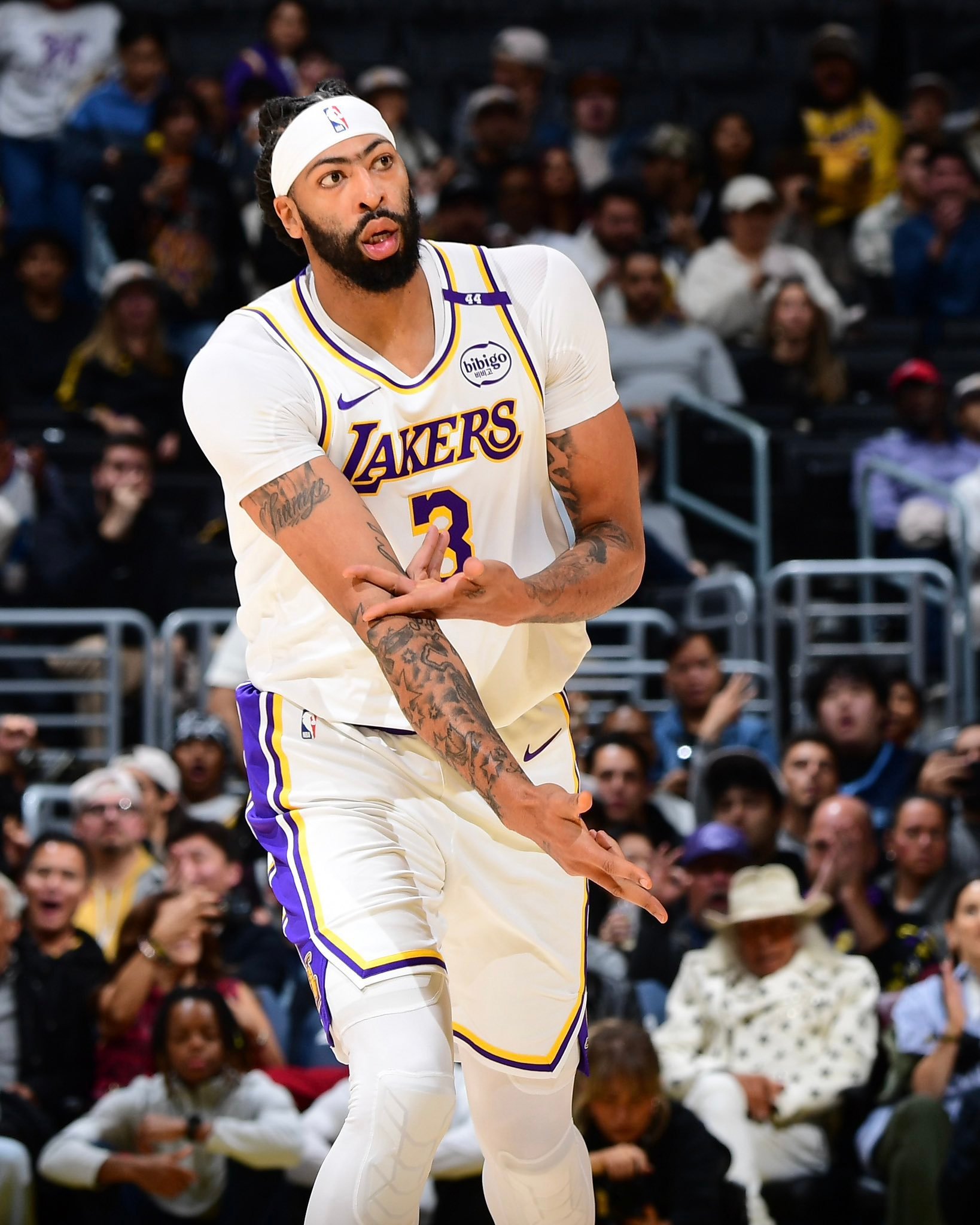 浓眉本赛季中距离从10月和11月的54投17中（31.4%）已经提升到了12月的