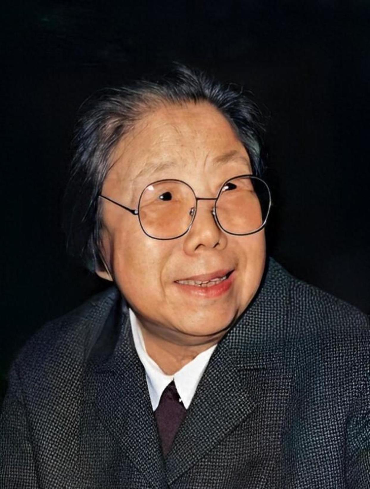 1992年7月10日晚上，已经十分虚弱的邓颖超几乎说不出话了，可听说一个人来到病