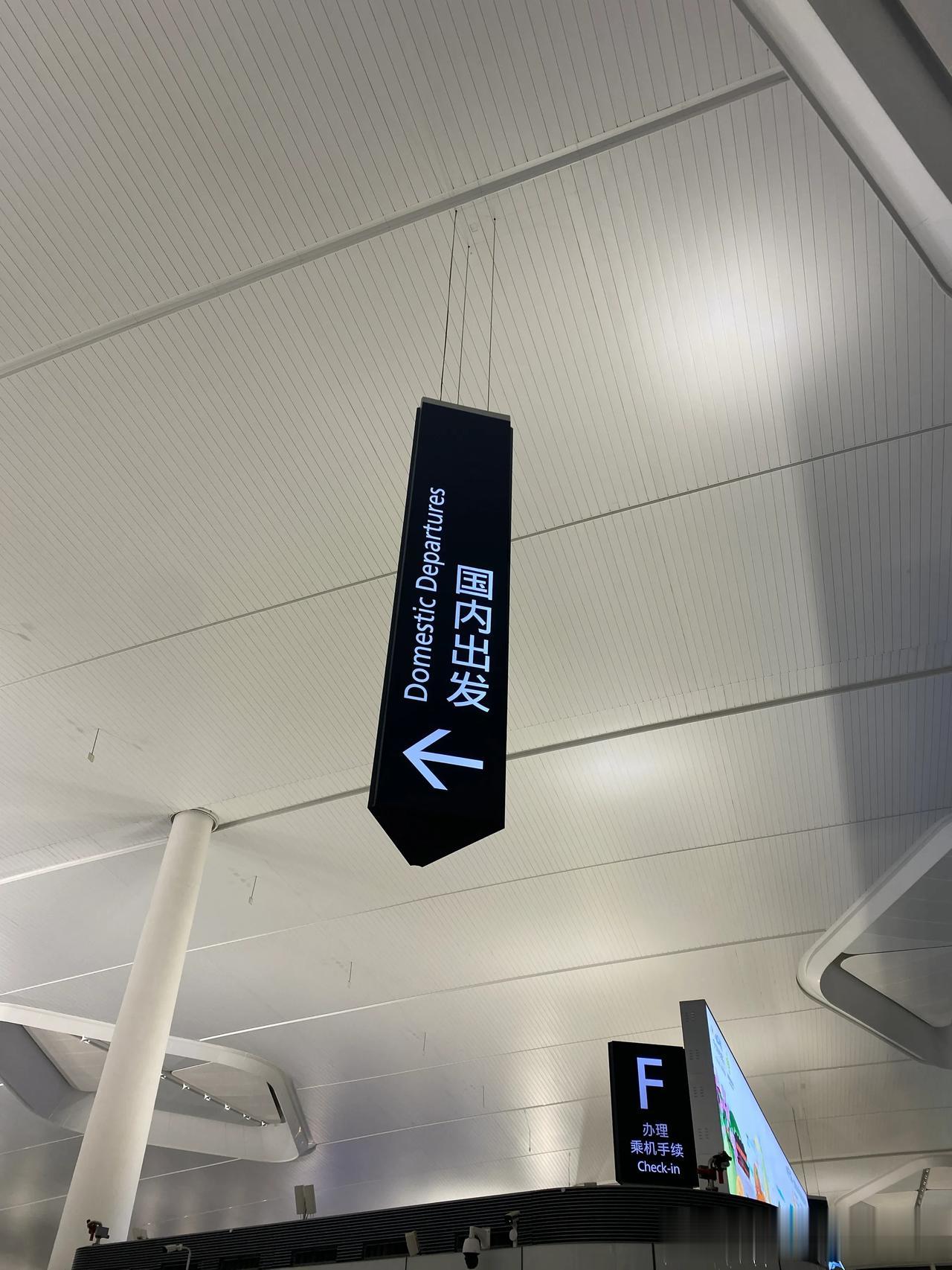 哈罗大家好，我是杨丽，2023年了提前祝大家新年快乐！我今天也跟成阳分开了，因为