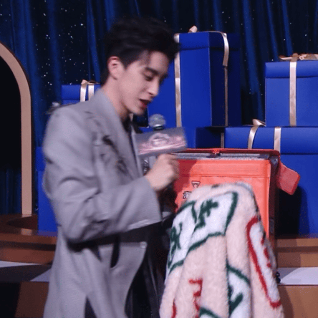 淘宝新年礼让敖瑞鹏麻到成功 敖瑞鹏对这份新年礼的喜爱藏不住！麻将毛毯简直是为他量