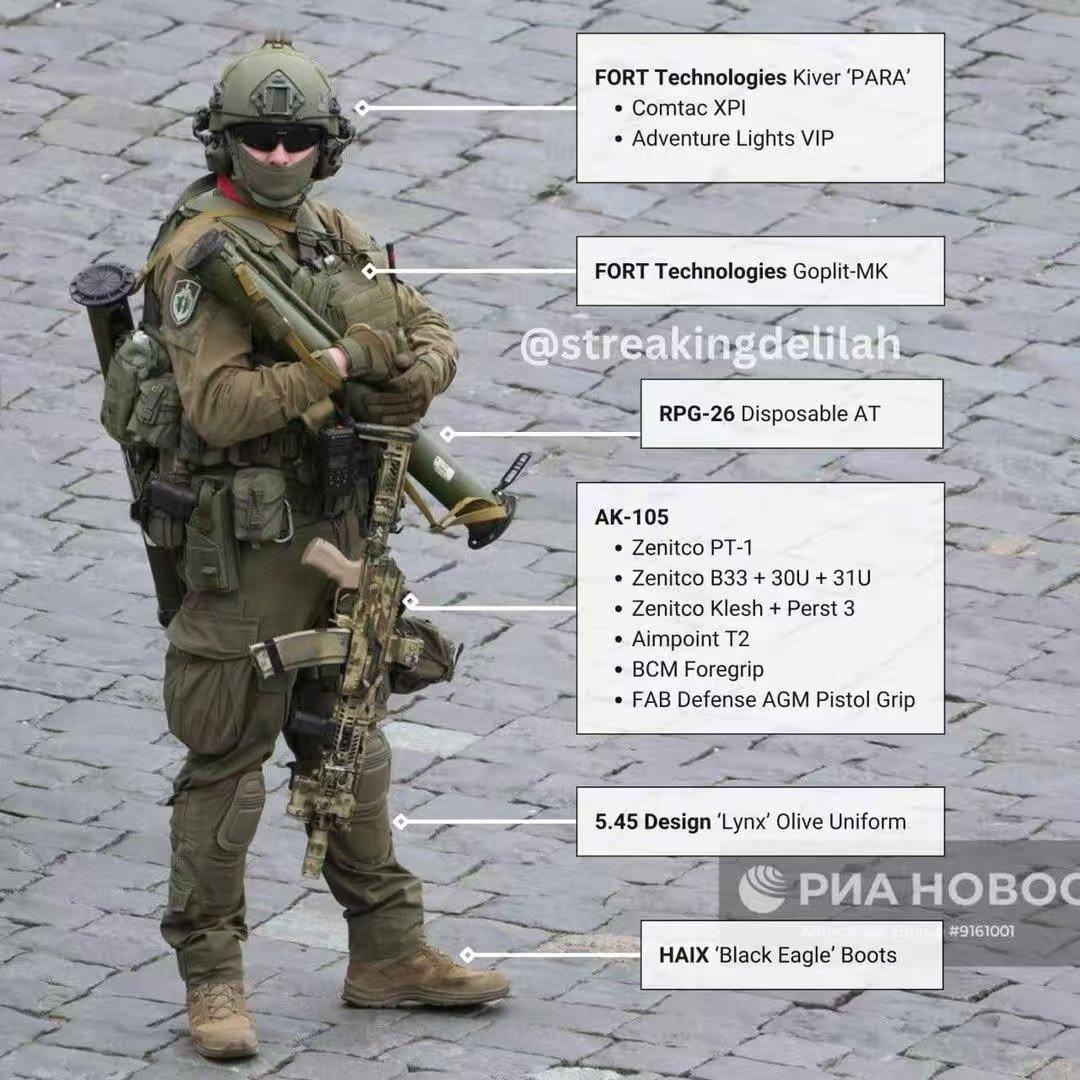 普京红场阅兵的贴身“终极保镖”！一身装备全是杀招，火箭筒+步枪双持，连车都能轰碎