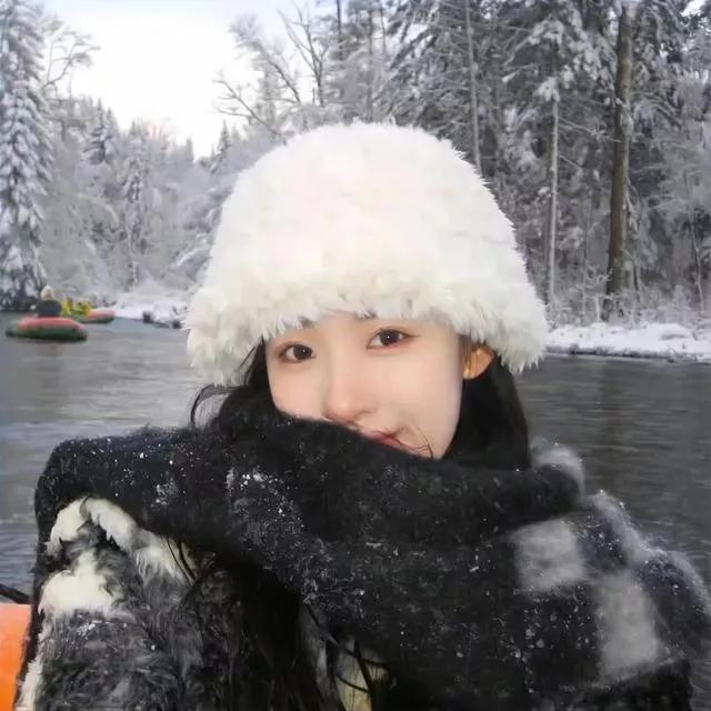 寒江雪中行，笑看人间情。吟诗赏雪 行至水穷坐看云 湖上孤舟赏雪 独饮风霜听冷暖 