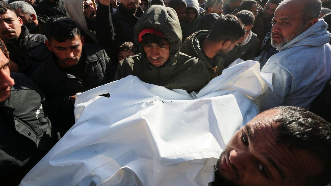 以色列空袭造成加沙至少12名巴勒斯坦人死亡，医院官员称