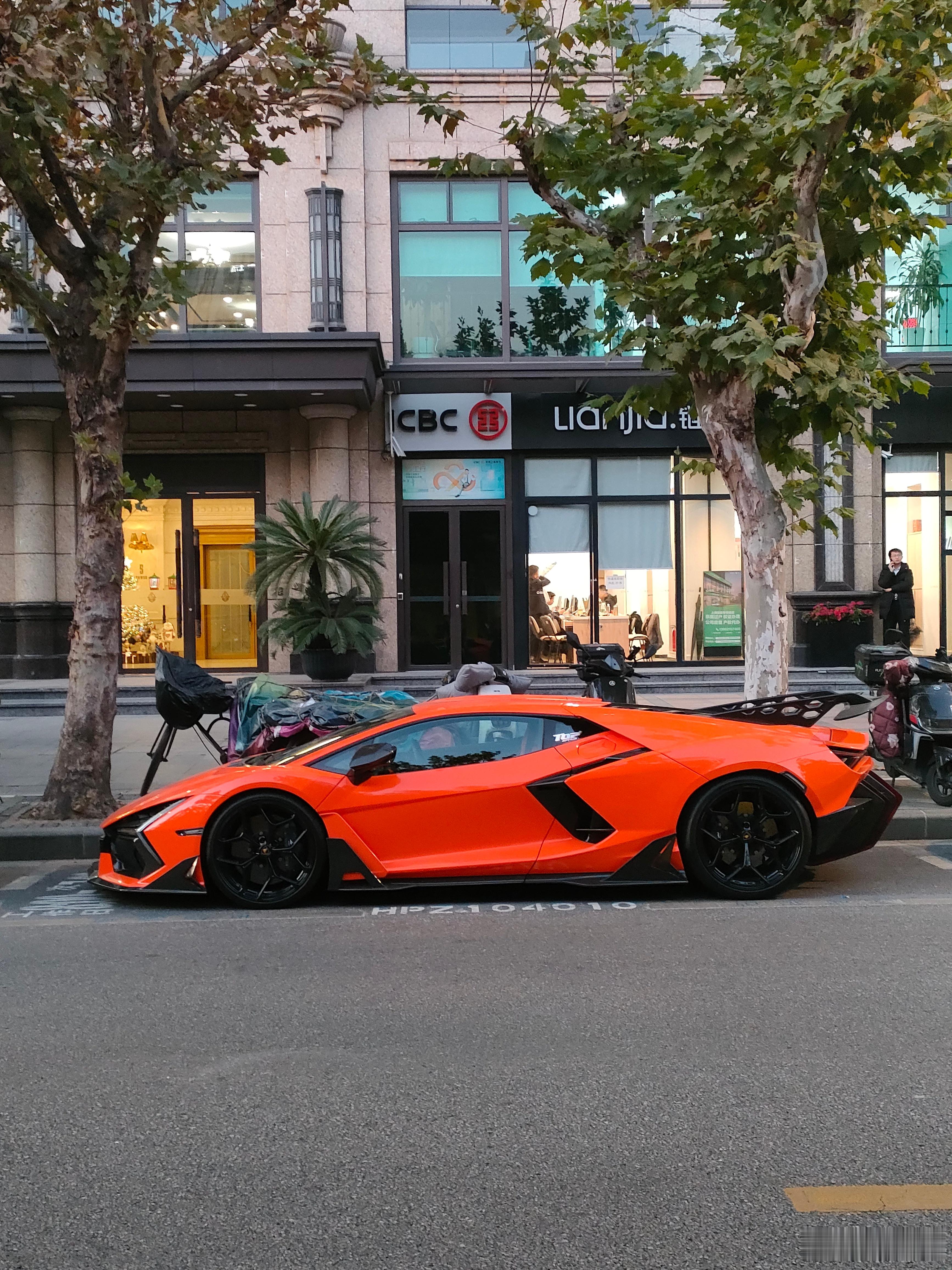 收工 路边停了新大牛