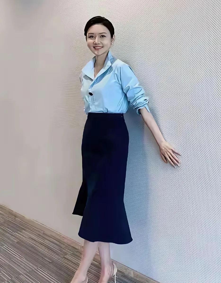 龙祥这一身穿搭真的绝了！浅蓝色衬衣干净清爽，就像夏日里一阵凉爽的风，给人眼前一亮