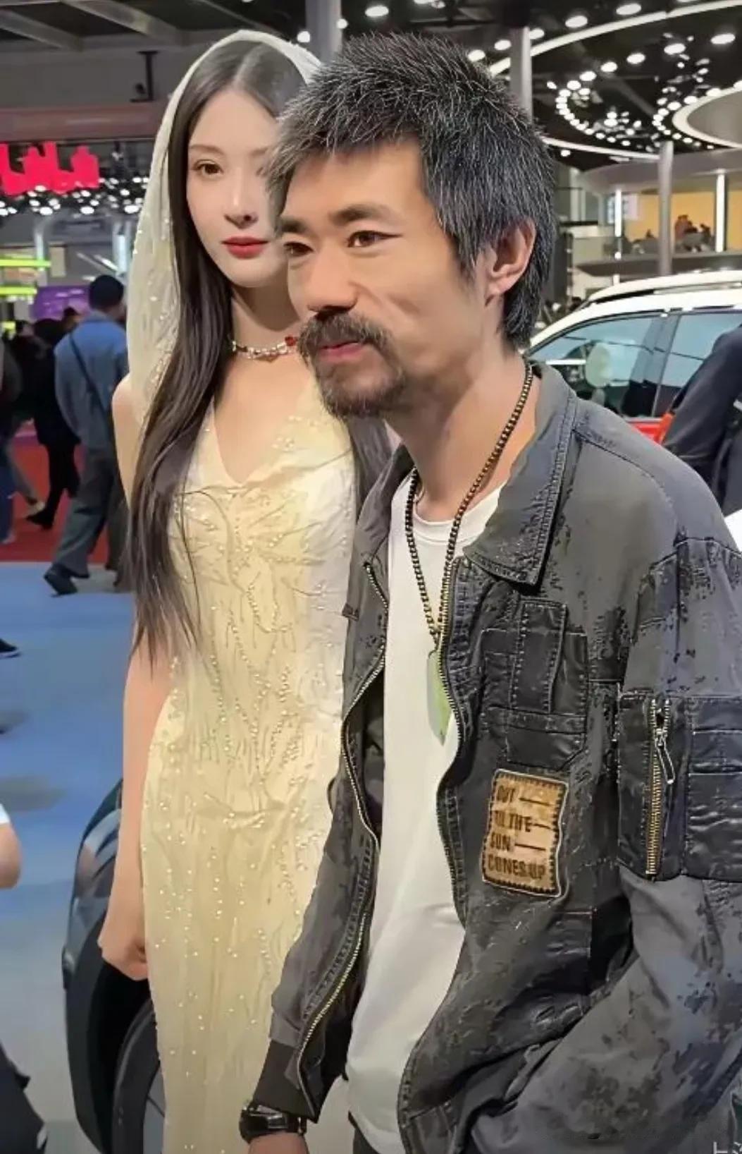 近日，在上海车展上出现了一位“颓废哥”，其凌乱的头发和满脸胡子拉碴的样子不禁令人