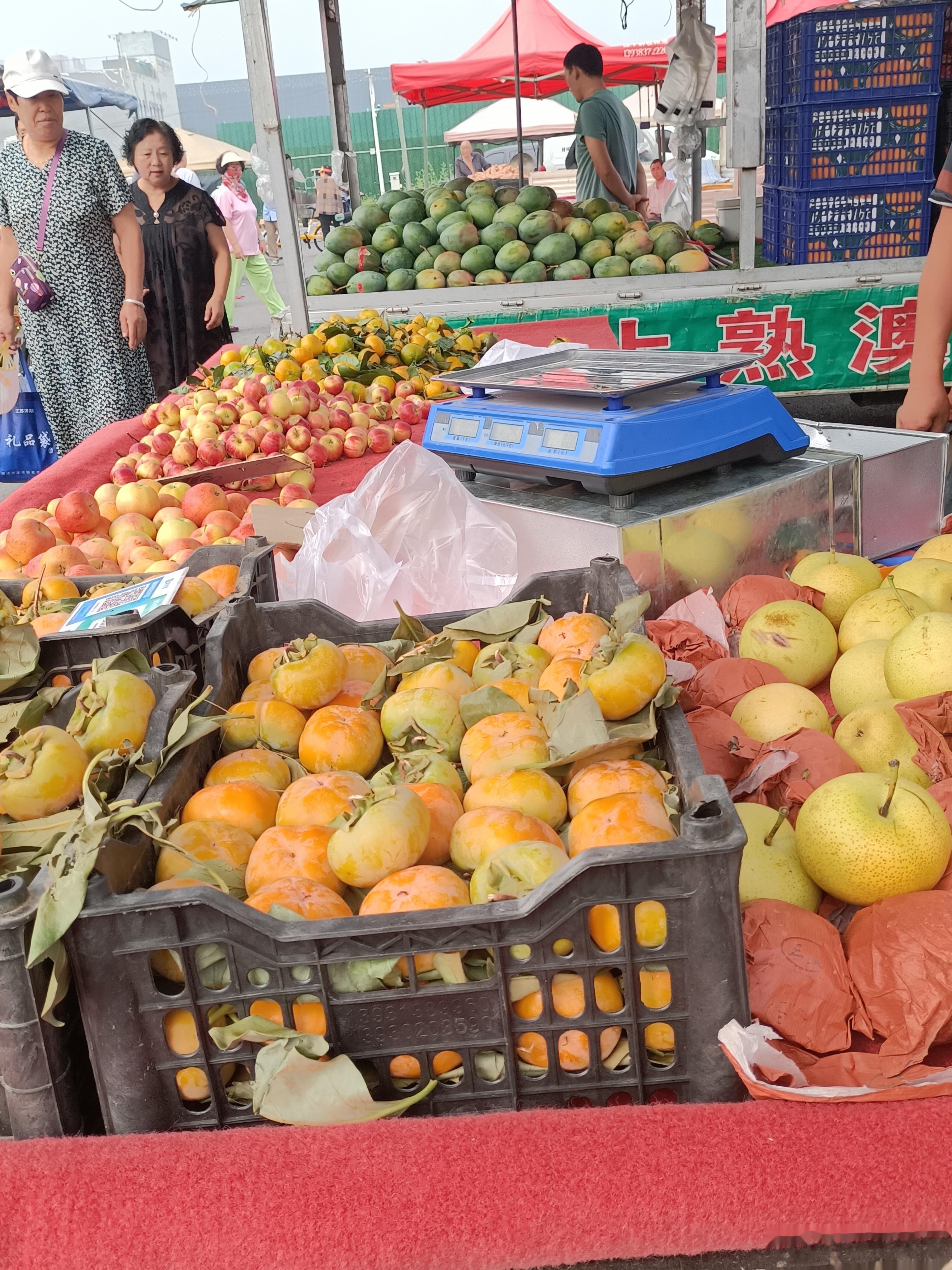 #赶集# 露天菜市场，蔬菜水果又多又便宜，这些果蔬没有像超市那样二次整理——装盒