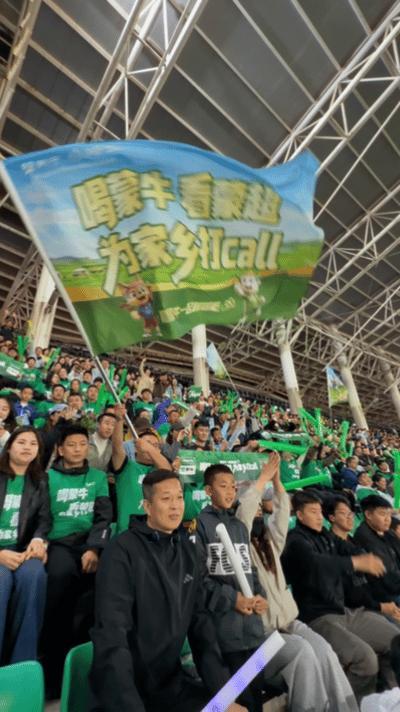 家乡的球场上长出了要强的根内蒙古的球场托起了一方锋芒返乡游子回归故土逐梦球场，与