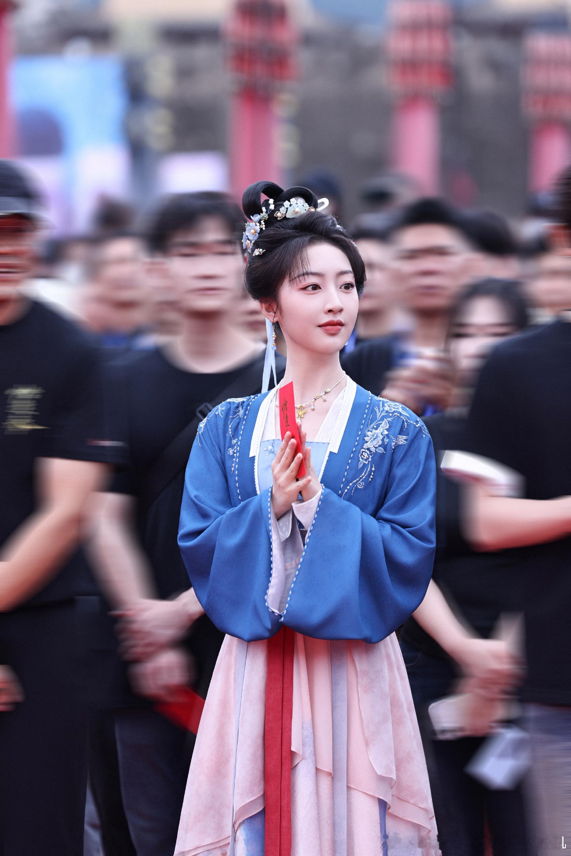 邓恩熙 🍁董思成邓恩熙新剧恰逢春开机🍁 邓恩熙杨善衡 只要我肯努力，没什么事