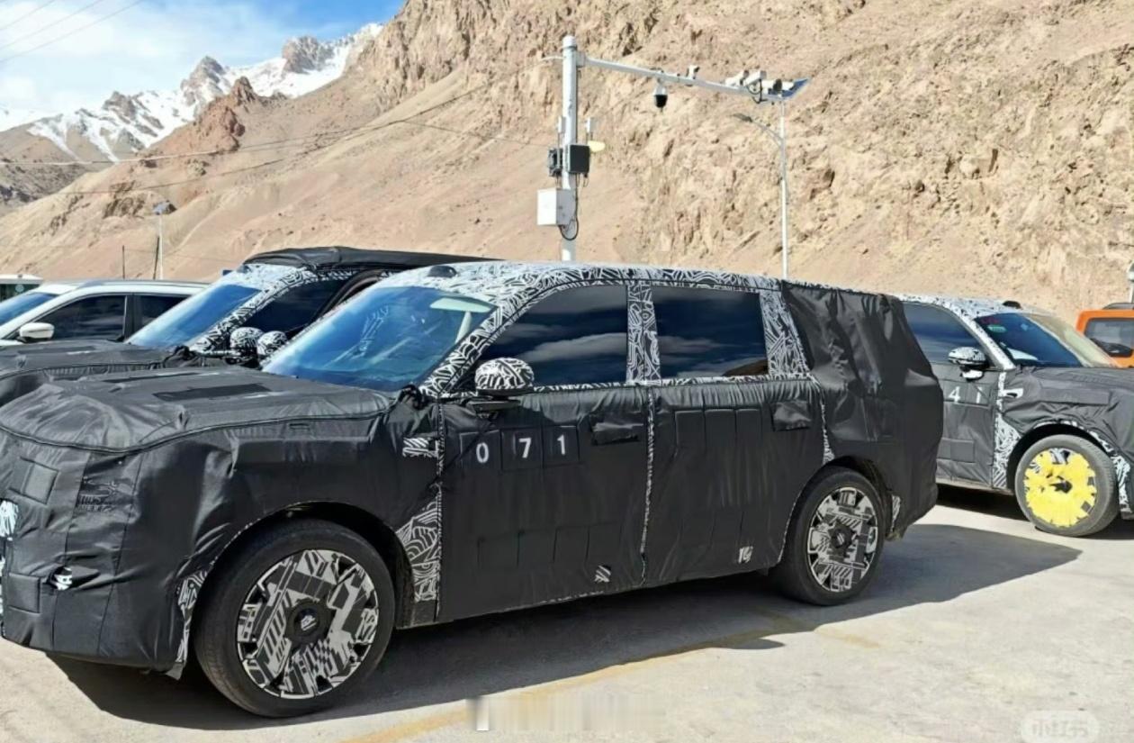 小米三款新车齐曝光，小米汽车这是准备全面发展了，不在局限单一车型。像YU9直指的