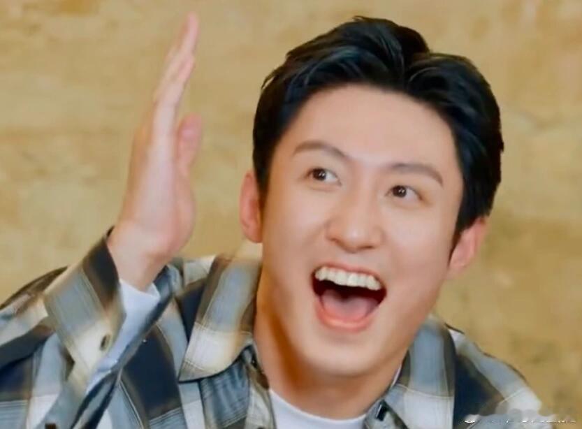 看个现在就出发，突然 get 到黄 sir 的可爱黄景瑜真的反差感太大了，莫名其