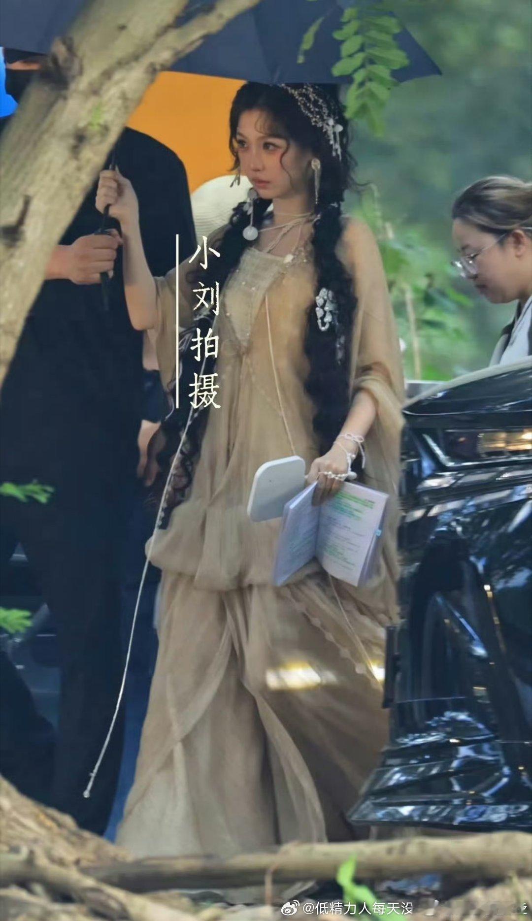 这颜值这浓妆看了都可怜…… 