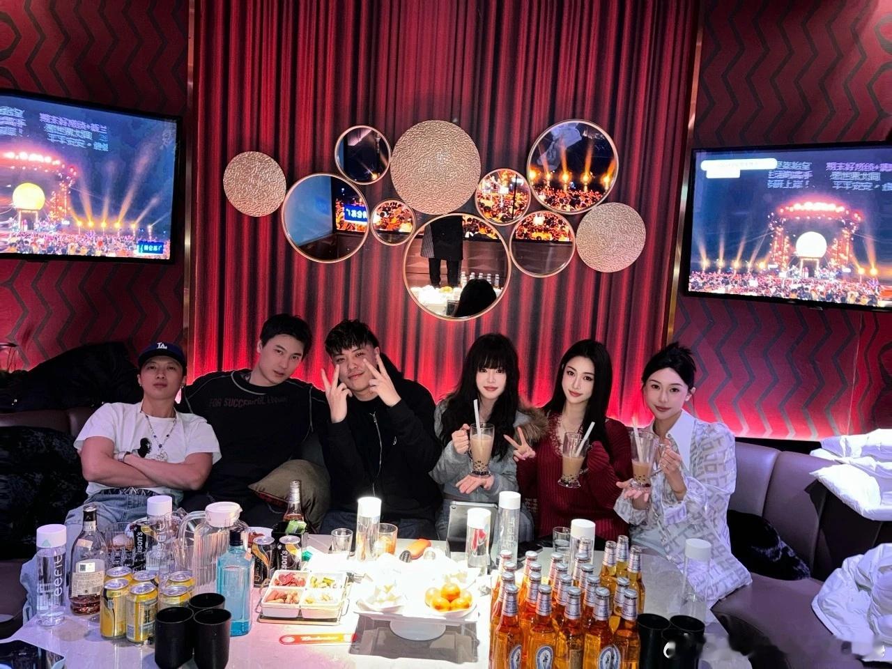 Ty夫妇、Asen夫妇、KIV与女友，一起跨年同框。 