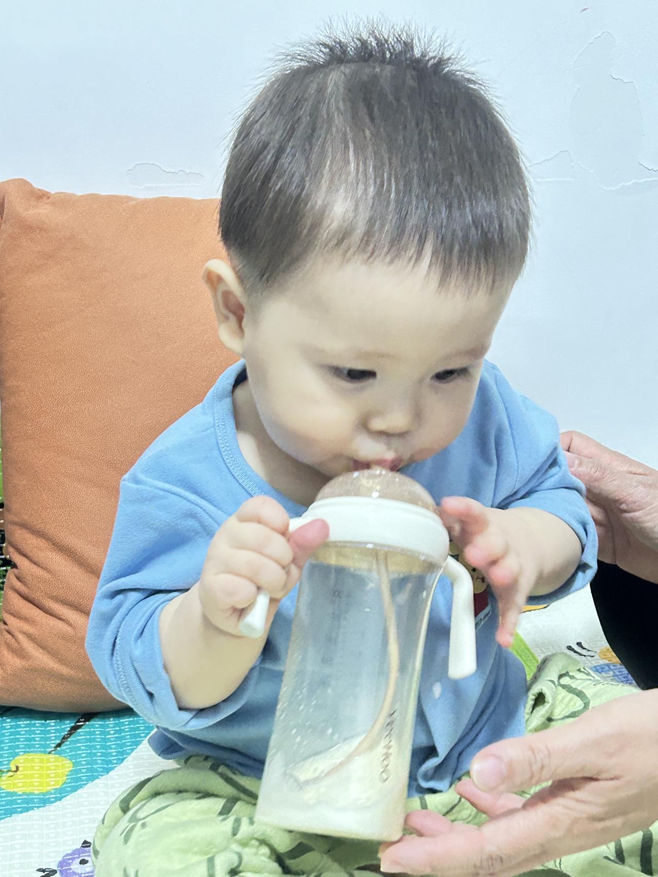 人类幼崽 萌娃日常 穿尿不湿的不好惹 调皮捣蛋的小家伙 喝奶我是认真的