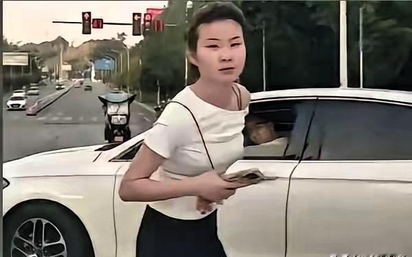 先有长沙占位姐，后有重庆口水女，标杆女豪，全网社牛，静候佳音。
肉身站在车流中拦