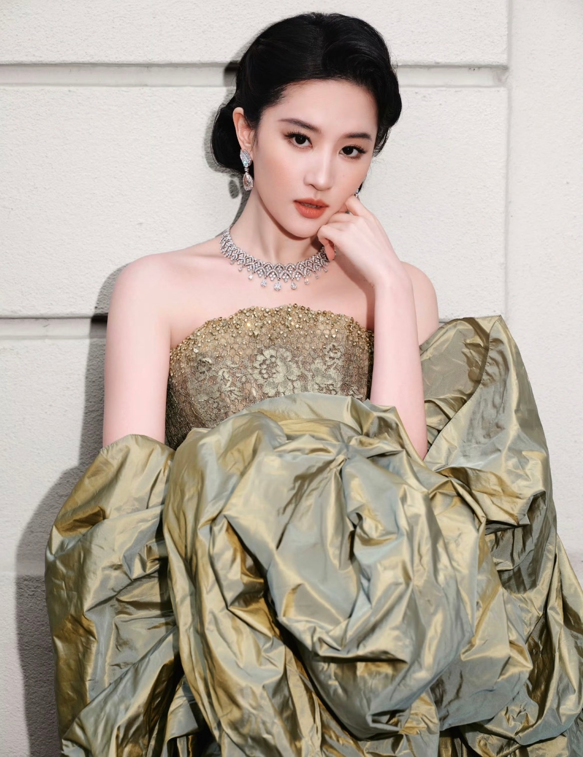 刘亦菲和杨幂截然不同的行事风格世间选择本无标准答案，各花自有各花香，看刘亦菲杨幂