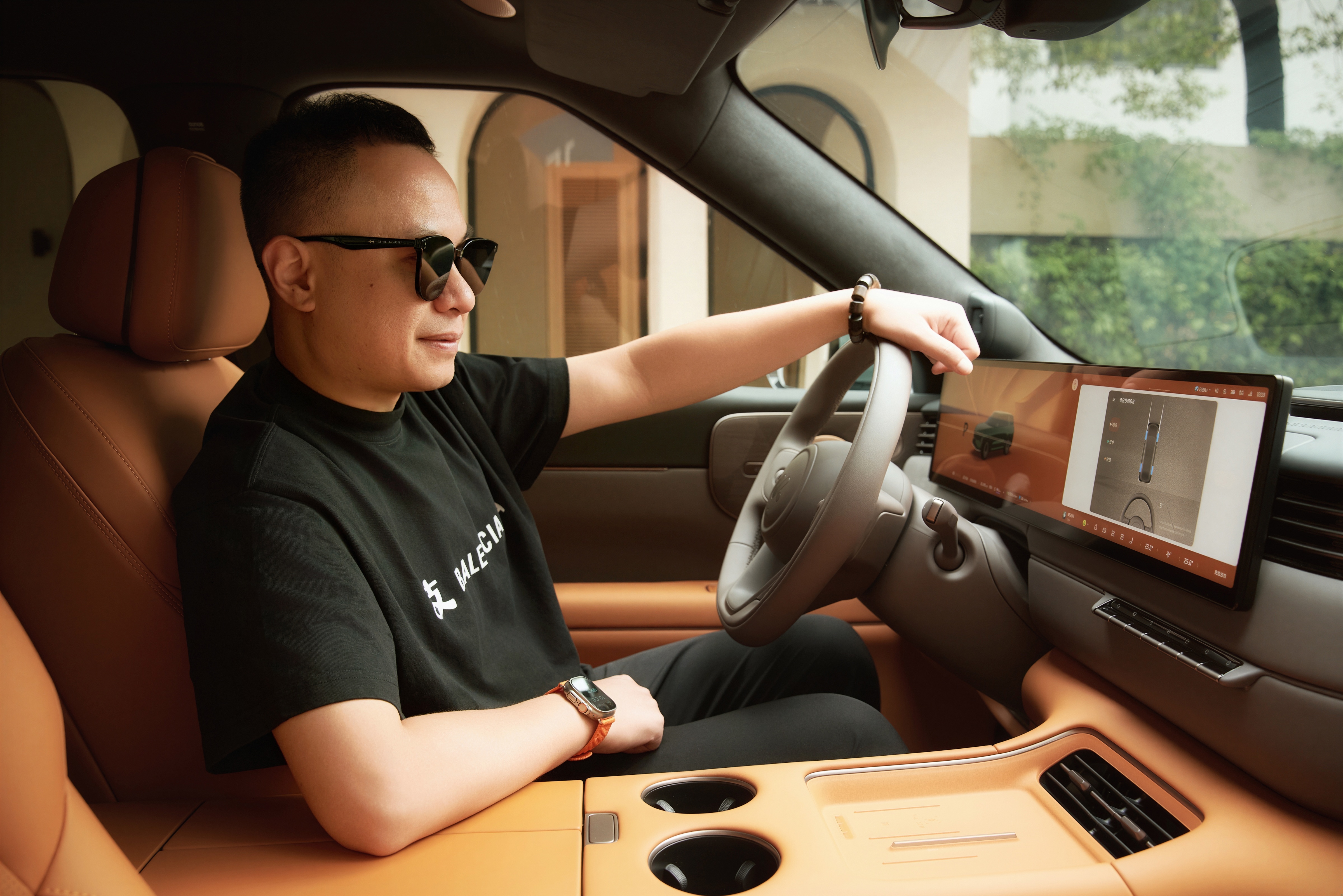 智己官方摄影师（男）一看我今天的打扮，就按耐不住拍我的心情。那我只能本色出演。智