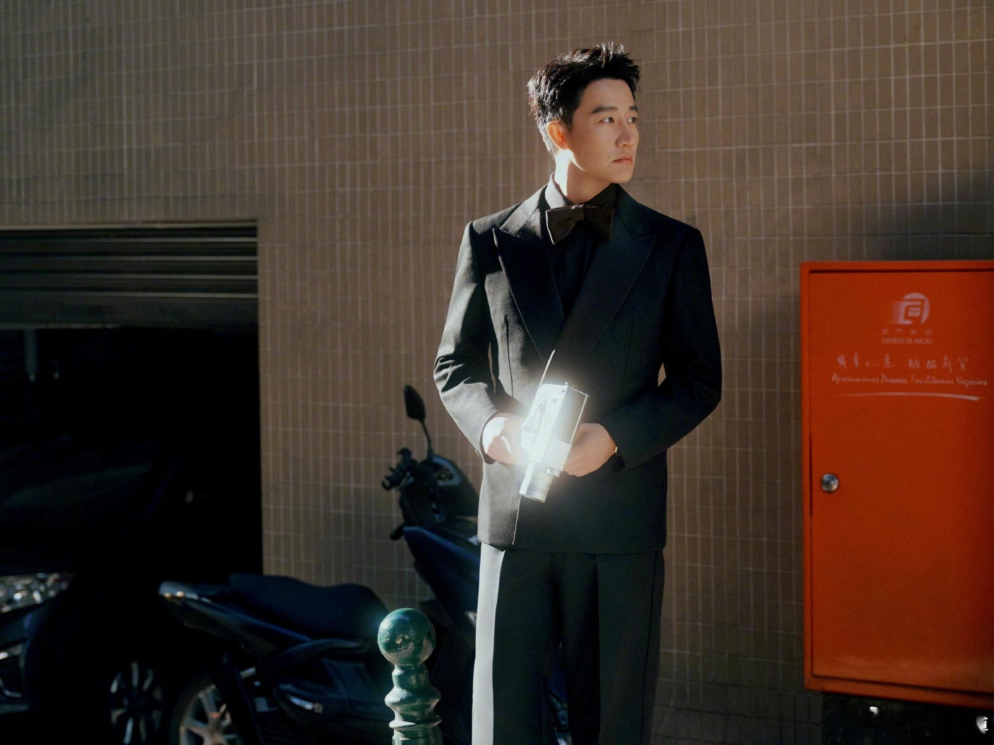 黄轩 入行十八年的成人礼十八年深耕不辍，一朝捧回双份荣誉！这份澳门国际电影节的认