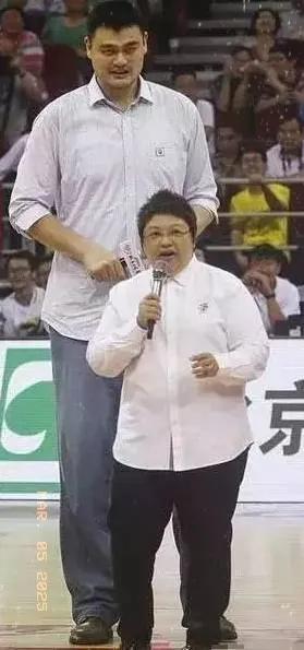 两个重量级人物韩紅姚明闪亮登场。