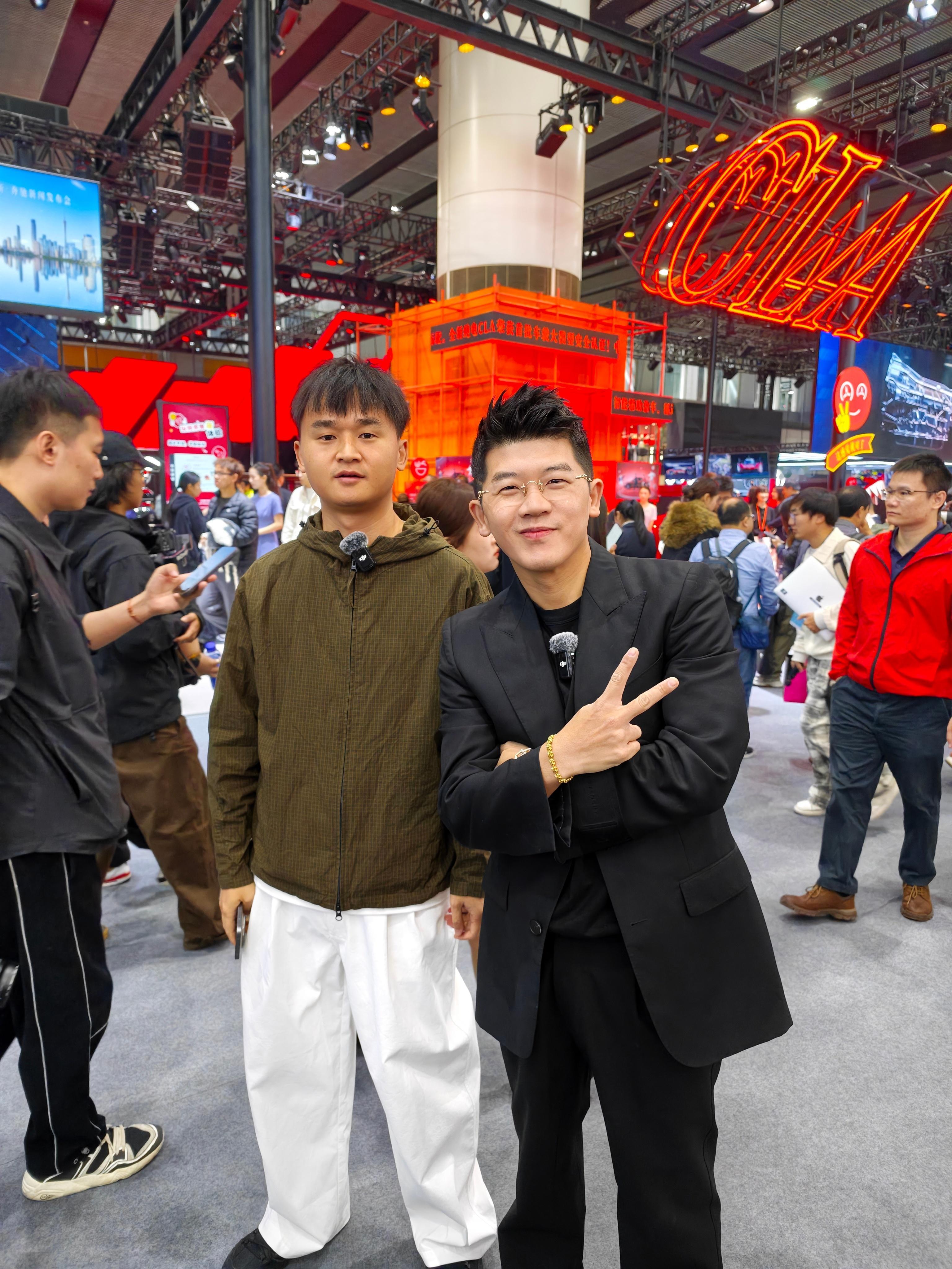 车展现场遇到了 和 ，真帅。