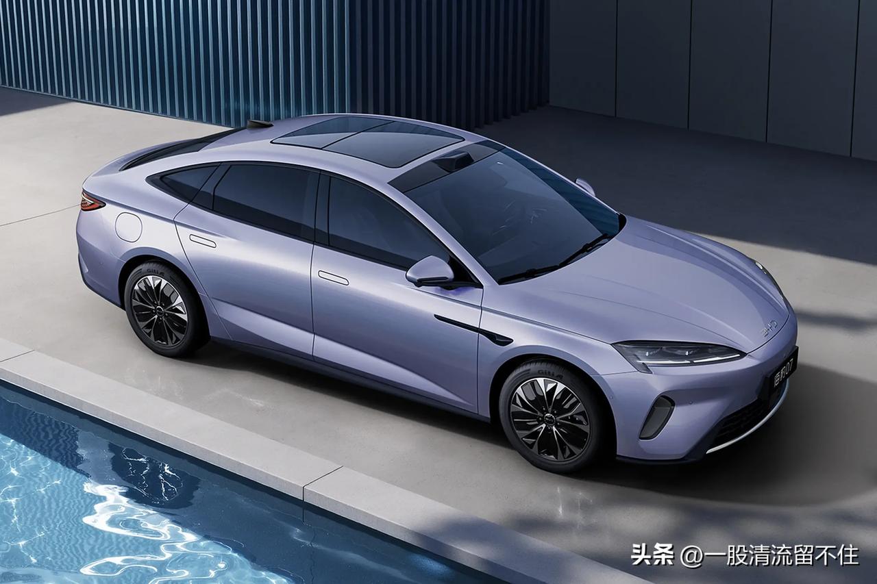 混动汽车虽说有优点，但缺点也多。
首先是电池问题。电池可是混动动力系统的核心，要