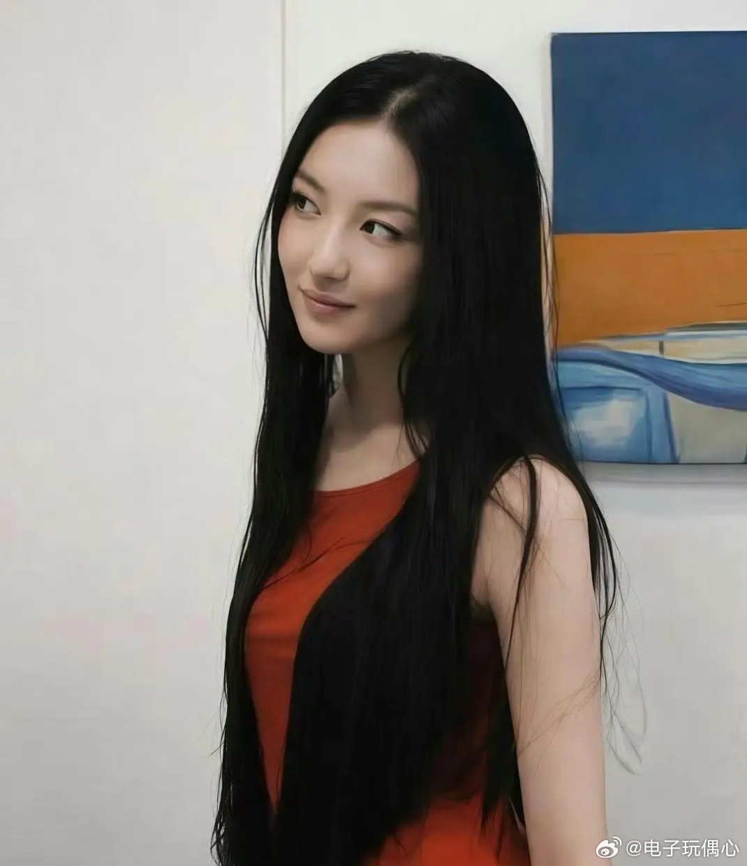 李嫣越来越有王菲的模样了 