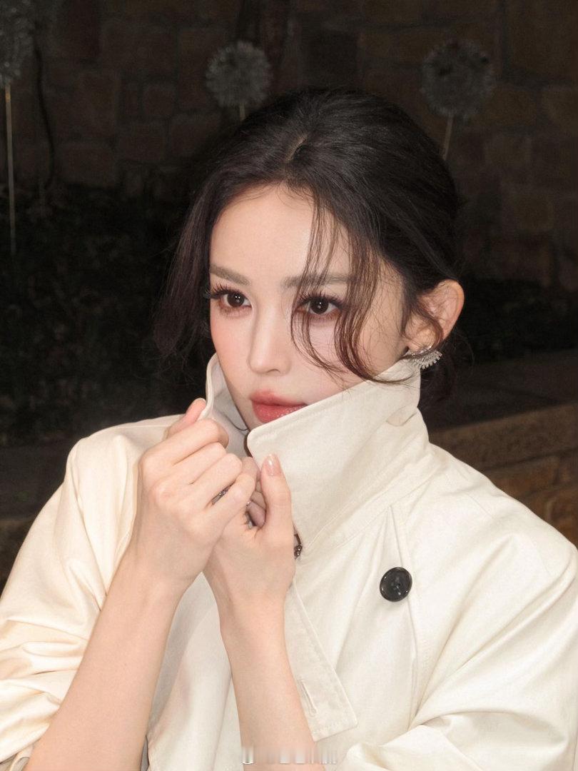 娜扎随便走两步就出片了 娜扎：左右走走。摄影师：有了收工！此女出片速度比我修图还