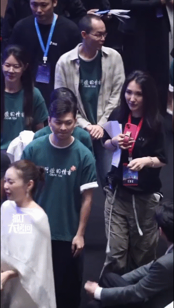 可爱！张若昀和李思潼打招呼~ 