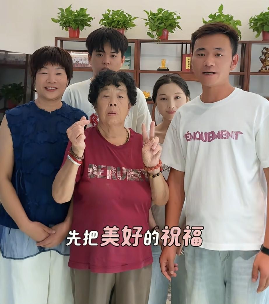 厉怀远新视频网友好评连连
林丽账号又有新的变化留言区1句话刷屏

昨天厉怀远带着