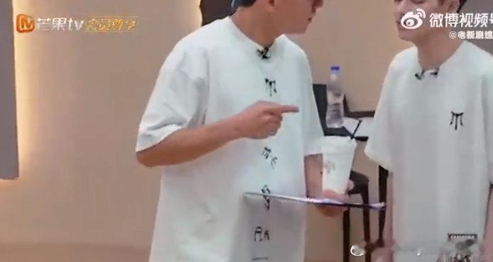 #阿如那看庆怜自带滤镜##披荆斩棘#从初舞台到每一次闪耀，阿如那的目光始终未离，