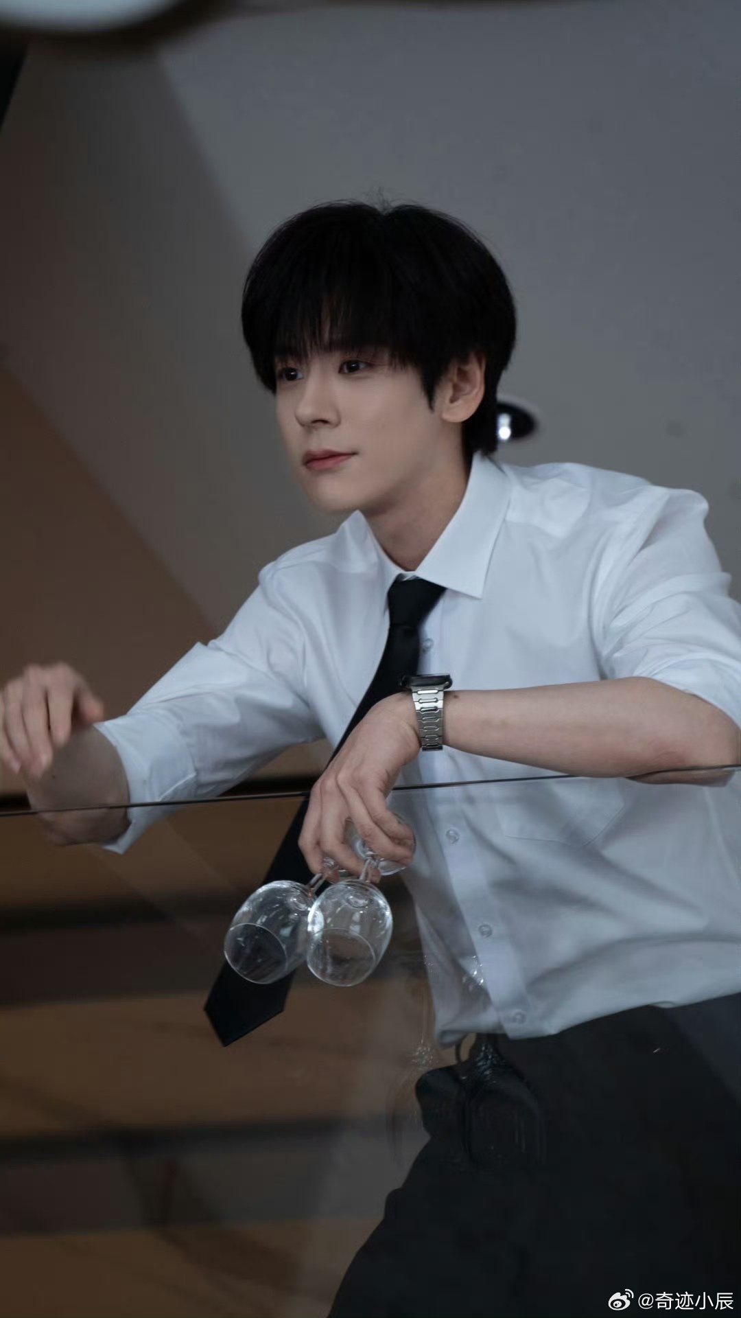 魏哲鸣新剧成crush的暗恋文男主你是迟来的欢喜 表面冷静专业的律师，内心早已为