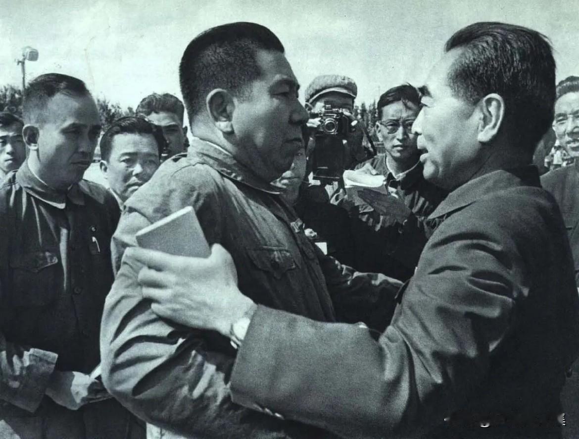 1967年4月30日，周恩来总理等去机场迎接被印尼反动政府无理勒令离境的我国驻印